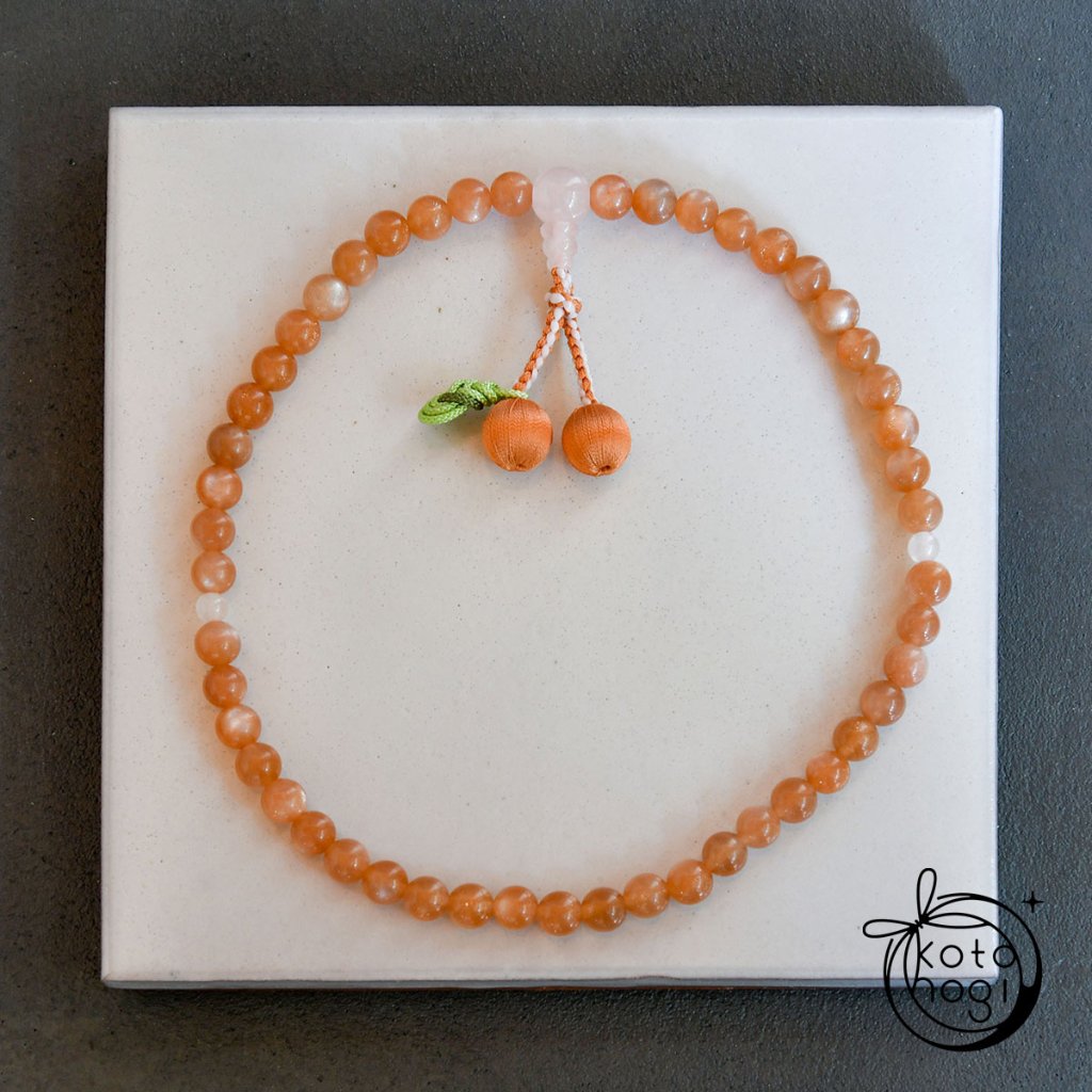 【受注生産】2wayお守り数珠「ふたえ」 天然石 サンムーンストーン みかん梵天房 略式数珠【癒し・人間関係・コミュニケーション】の画像