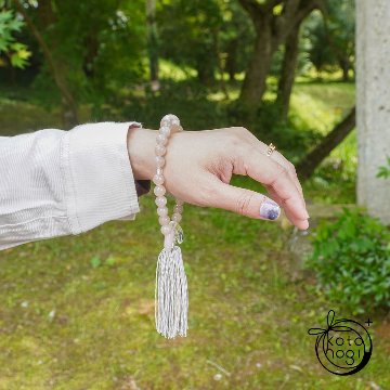 恋愛成就のお守り数珠「ひとえ」 天然石 桜瑪瑙 ピンクムーンストーン ローズクォーツ 水晶 略式念珠の画像