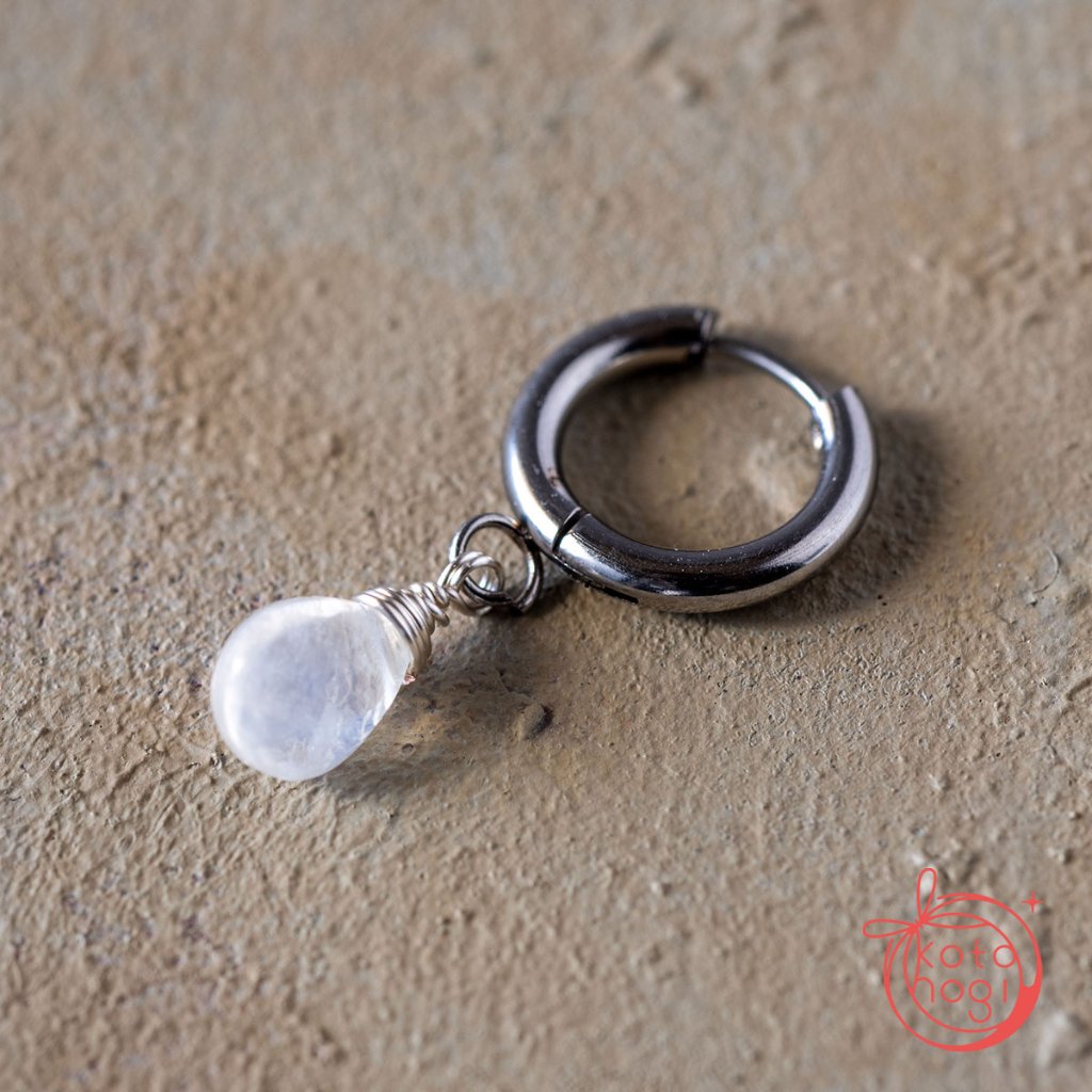 お守りピアス 天然石 レインボームーンストーン【癒し・直感力・インスピレーション】の画像