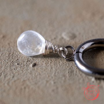 お守りピアス 天然石 レインボームーンストーン【癒し・直感力・インスピレーション】の画像