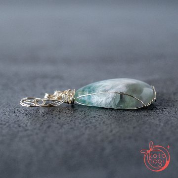 お守り ペンダント トップ 天然石 エンジェルフェザーフローライトの画像