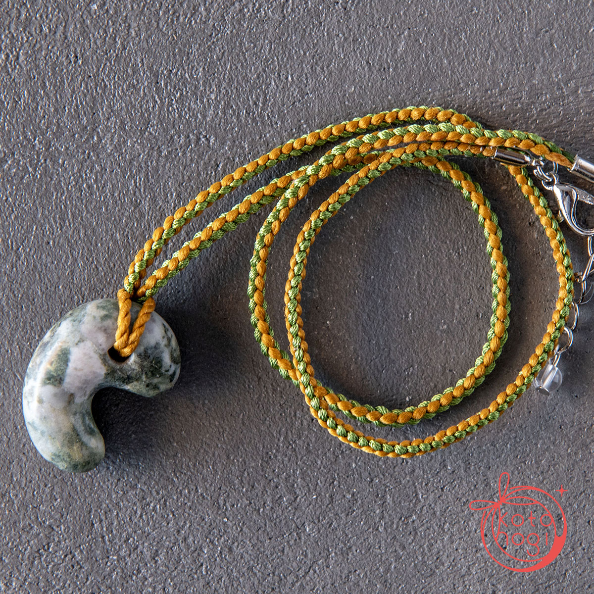 【魔除け・開運】富士サザレ石（山梨県産）勾玉ネックレスの画像