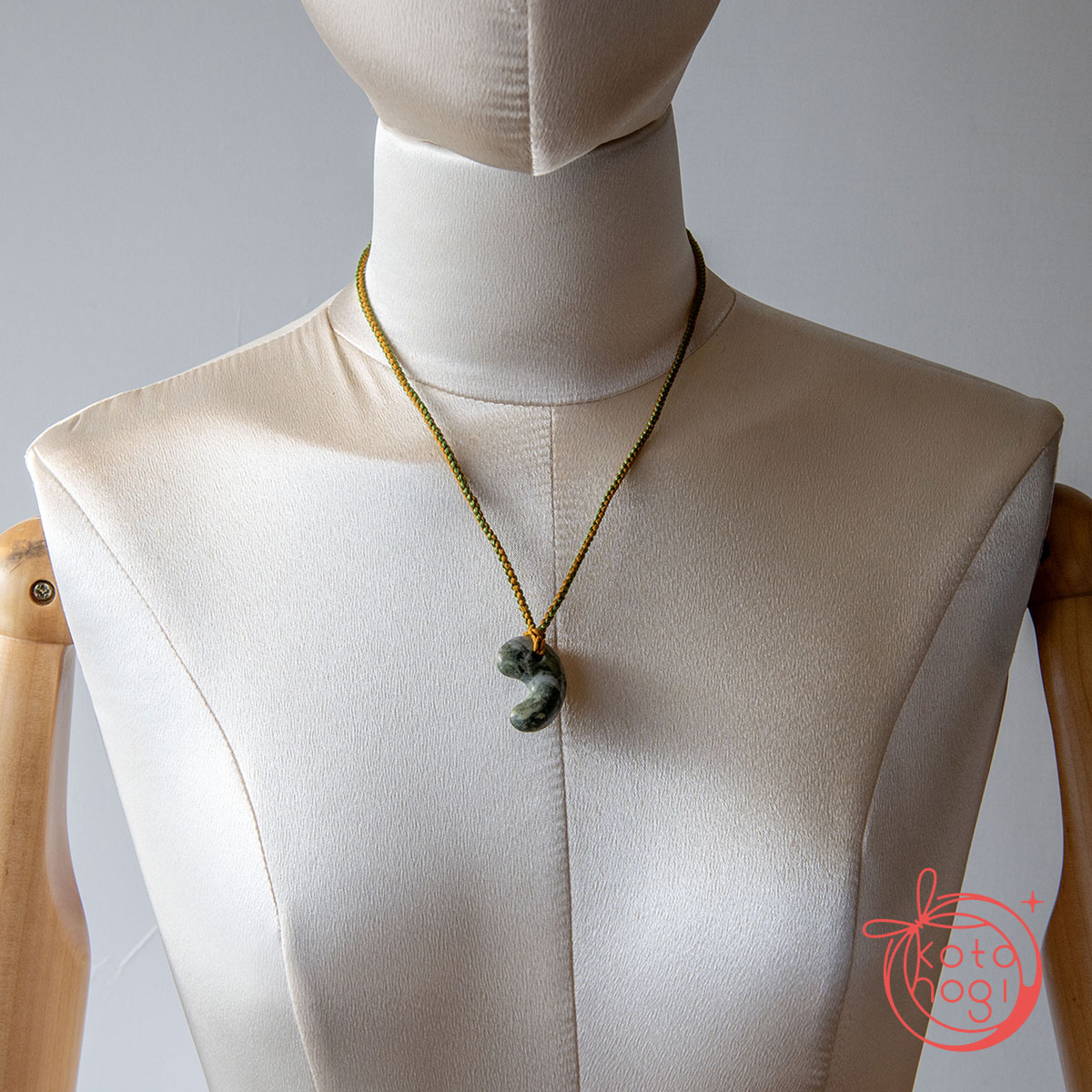 【魔除け・開運】富士サザレ石（山梨県産）勾玉ネックレスの画像