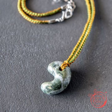 【魔除け・開運】富士サザレ石（山梨県産）勾玉ネックレスの画像