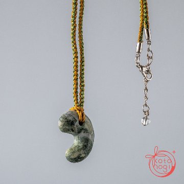 【魔除け・開運】富士サザレ石（山梨県産）勾玉ネックレスの画像