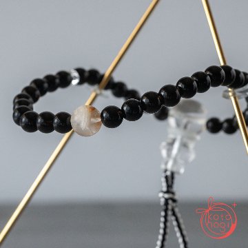 魔除けと浄化のお守り数珠・念珠「ひとえ」 チベット産モリオン ガネーシュヒマール ガーデンクォーツの画像
