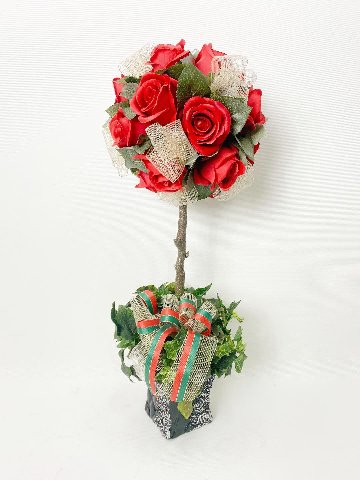 赤薔薇のトピアリーの画像