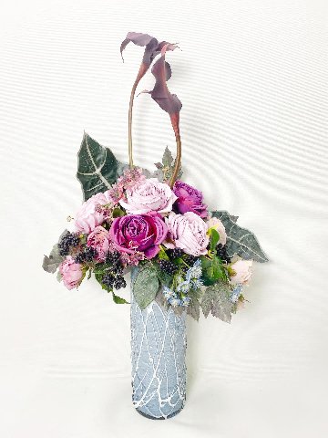 ダークパープルカラーと薔薇のアレンジの画像