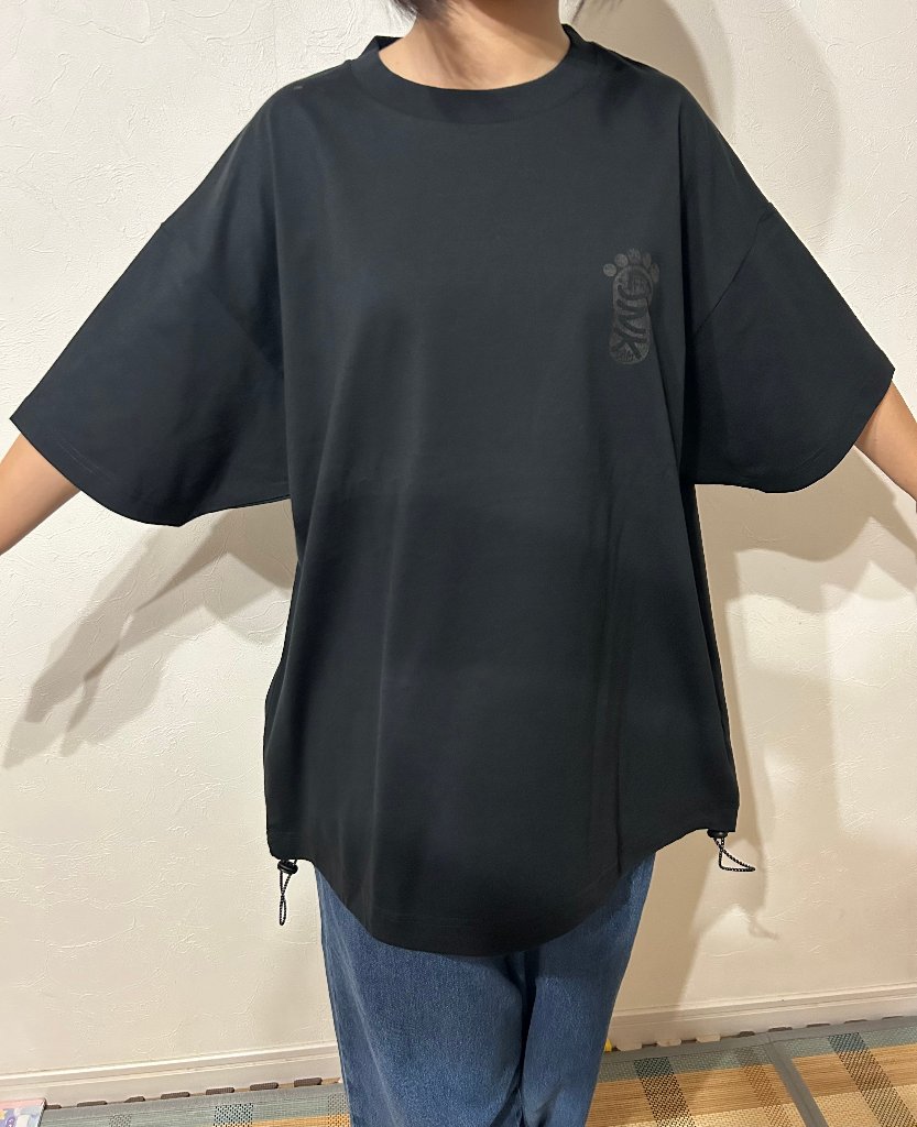 足跡ワンポイントTシャツの画像