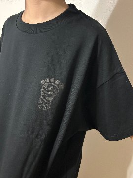 足跡ワンポイントTシャツの画像