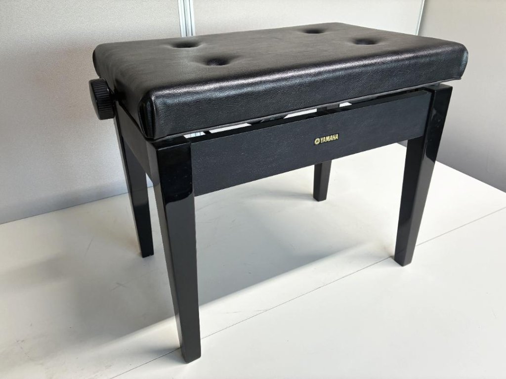 【自社工房選定品】ヤマハ 中古ピアノ椅子 No.51 黒 ４つボタンの画像