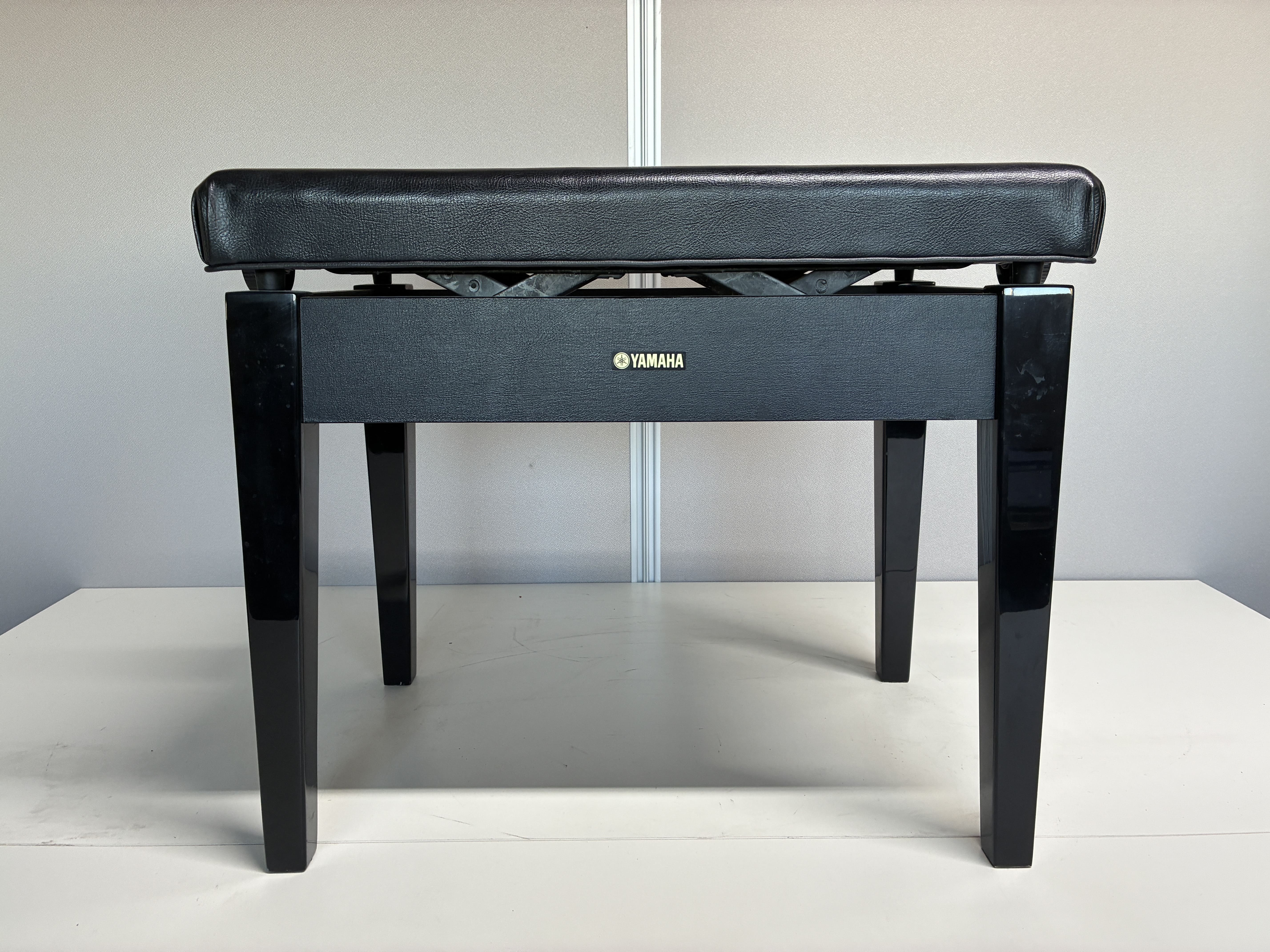 【自社工房選定品】ヤマハ 中古ピアノ椅子 No.51 黒 ４つボタンの画像