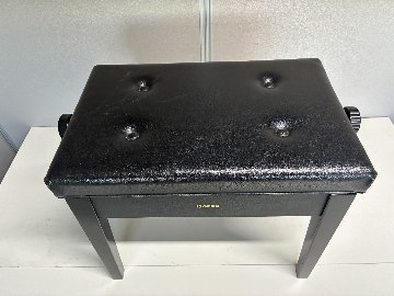 【自社工房選定品】ヤマハ 中古ピアノ椅子 No.51 黒 ４つボタンの画像
