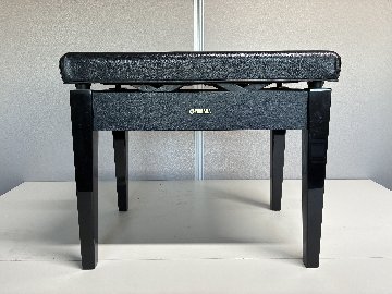 【自社工房選定品】ヤマハ 中古ピアノ椅子 No.51 黒 ４つボタンの画像
