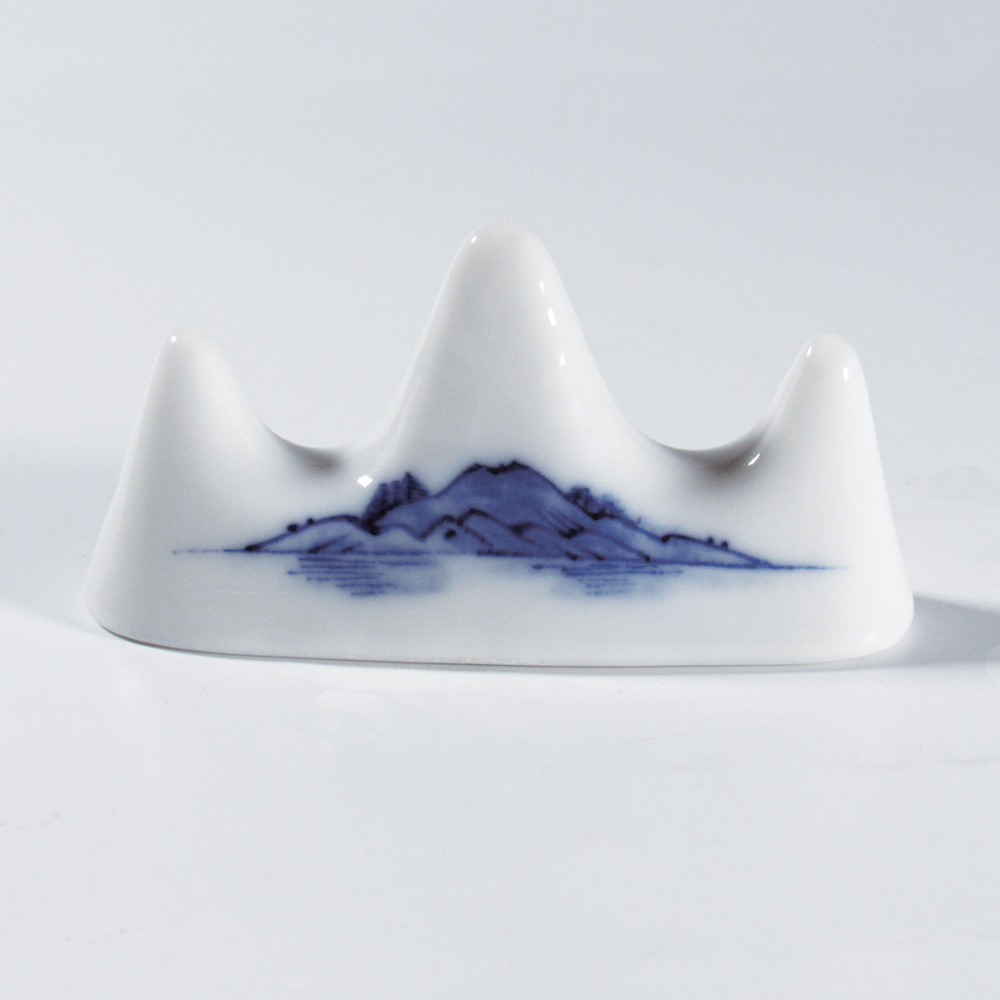 筆置き　三つ山　山水　染付　大　【現品限り】の画像