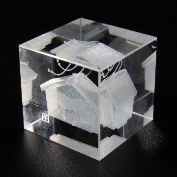 干支 クリスタル文鎮 [午] 4×4×4cm (キューブ型) の画像