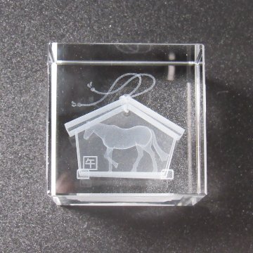 干支 クリスタル文鎮 [午] 4×4×4cm (キューブ型) の画像