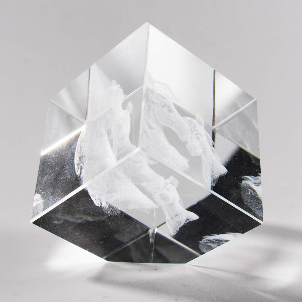 クリスタル文鎮 干支文鎮 午 馬 うま No.500(キューブ型)【季節限定】の画像