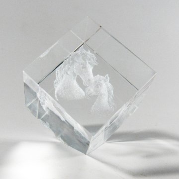 クリスタル文鎮 干支文鎮 午 馬 うま No.500(キューブ型)【季節限定】の画像
