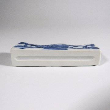 筆置 筆架 箸置 染付花唐文様(大)【瑛生】手造り 手作り 九谷焼【九谷美陶園】の画像