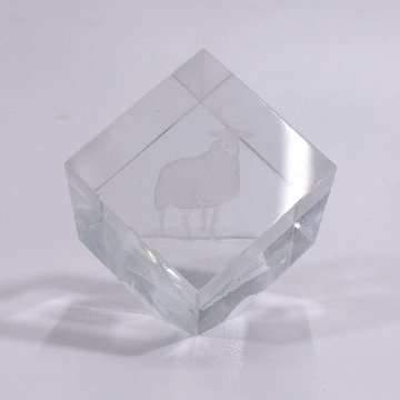 クリスタル文鎮 干支文鎮 羊 未　ひつじ (クリスタルキューブ)【季節限定】の画像