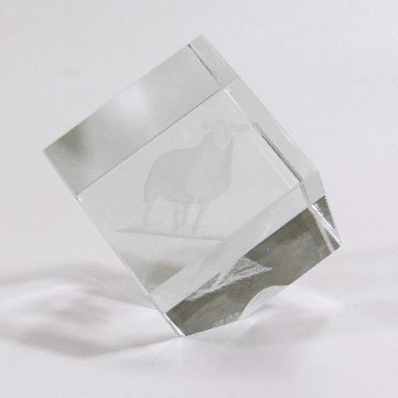 クリスタル文鎮 干支文鎮 羊 未　ひつじ (クリスタルキューブ)【季節限定】の画像