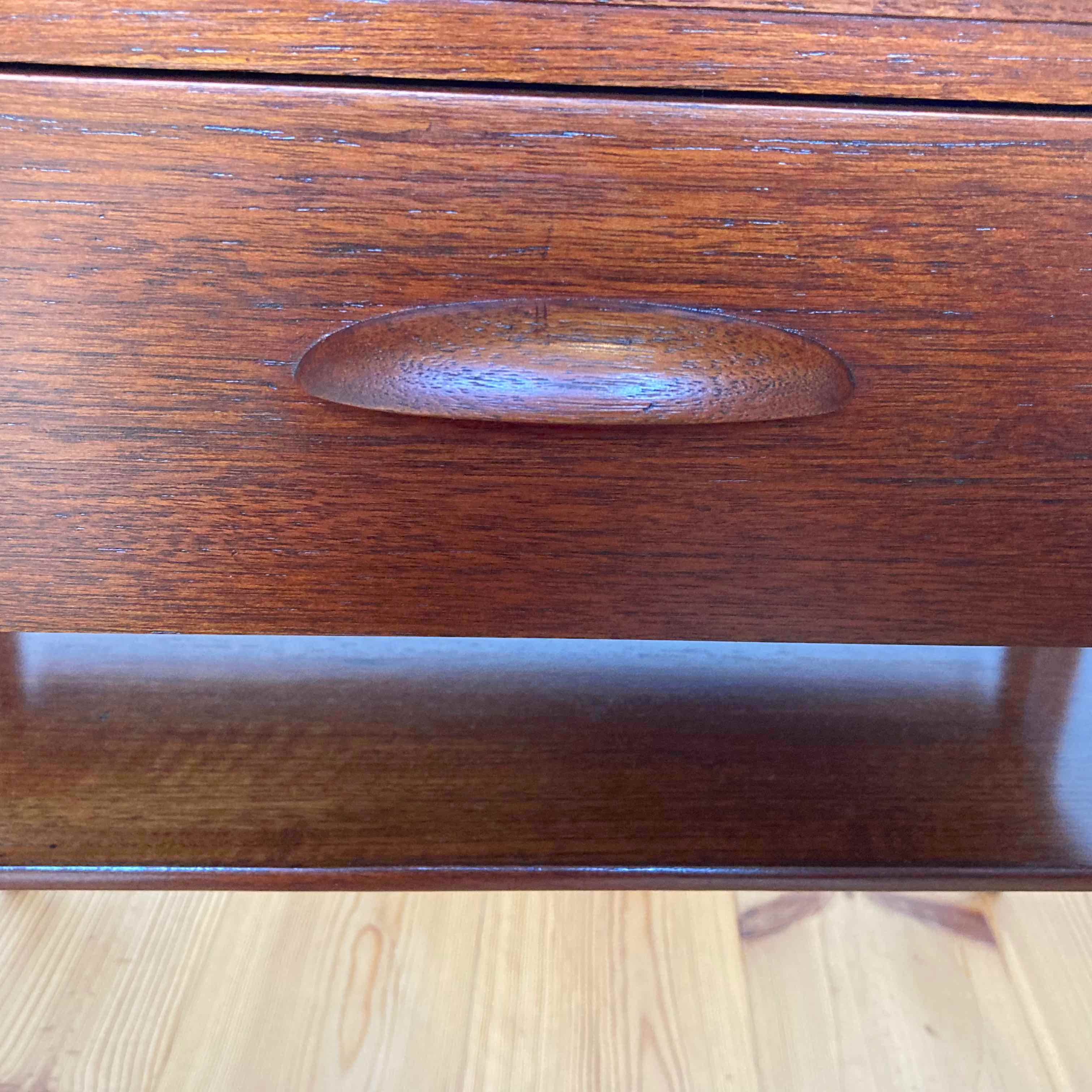 Denmark vintage chest tableの画像