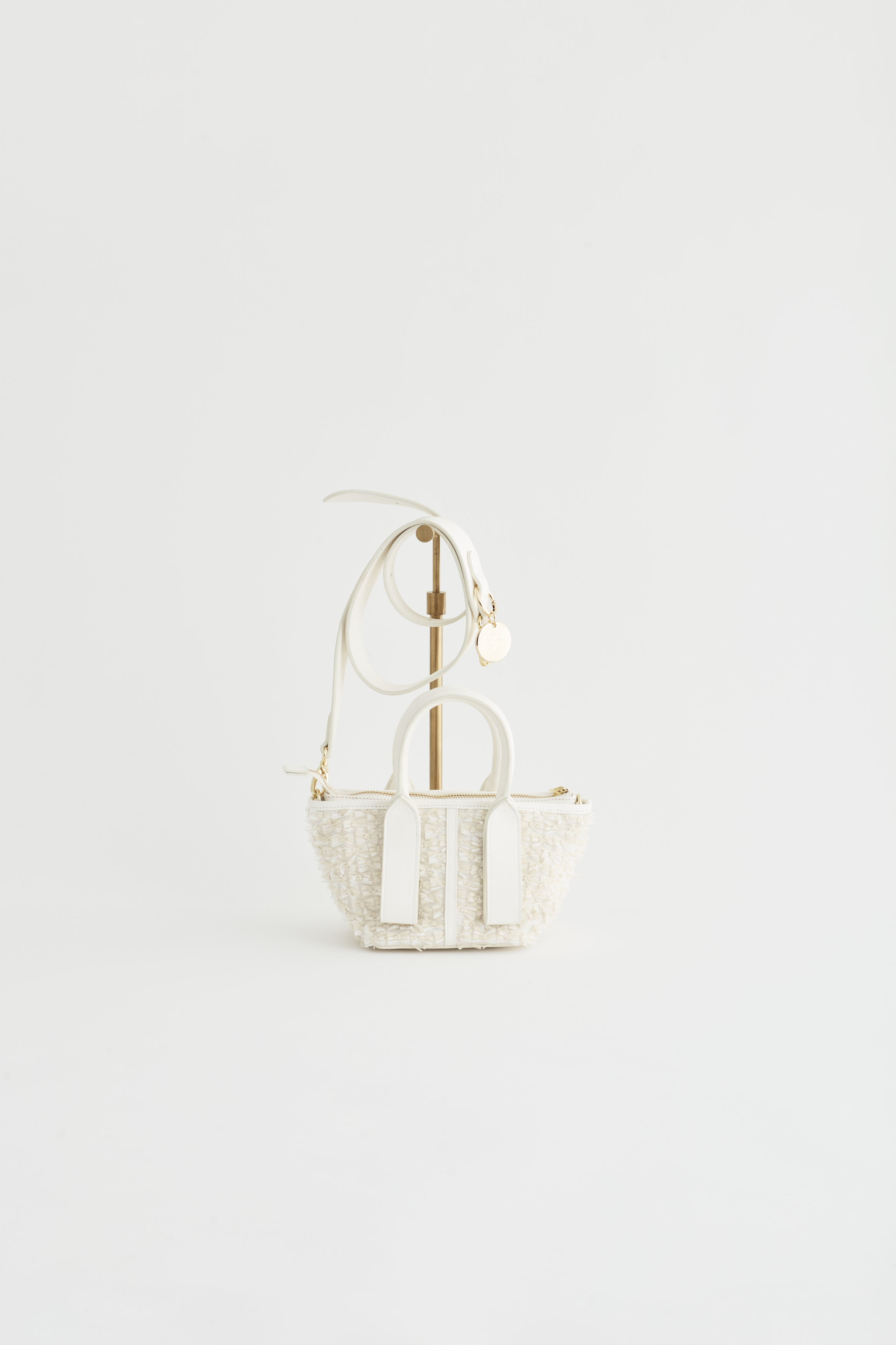 Piacere feather ecruの画像