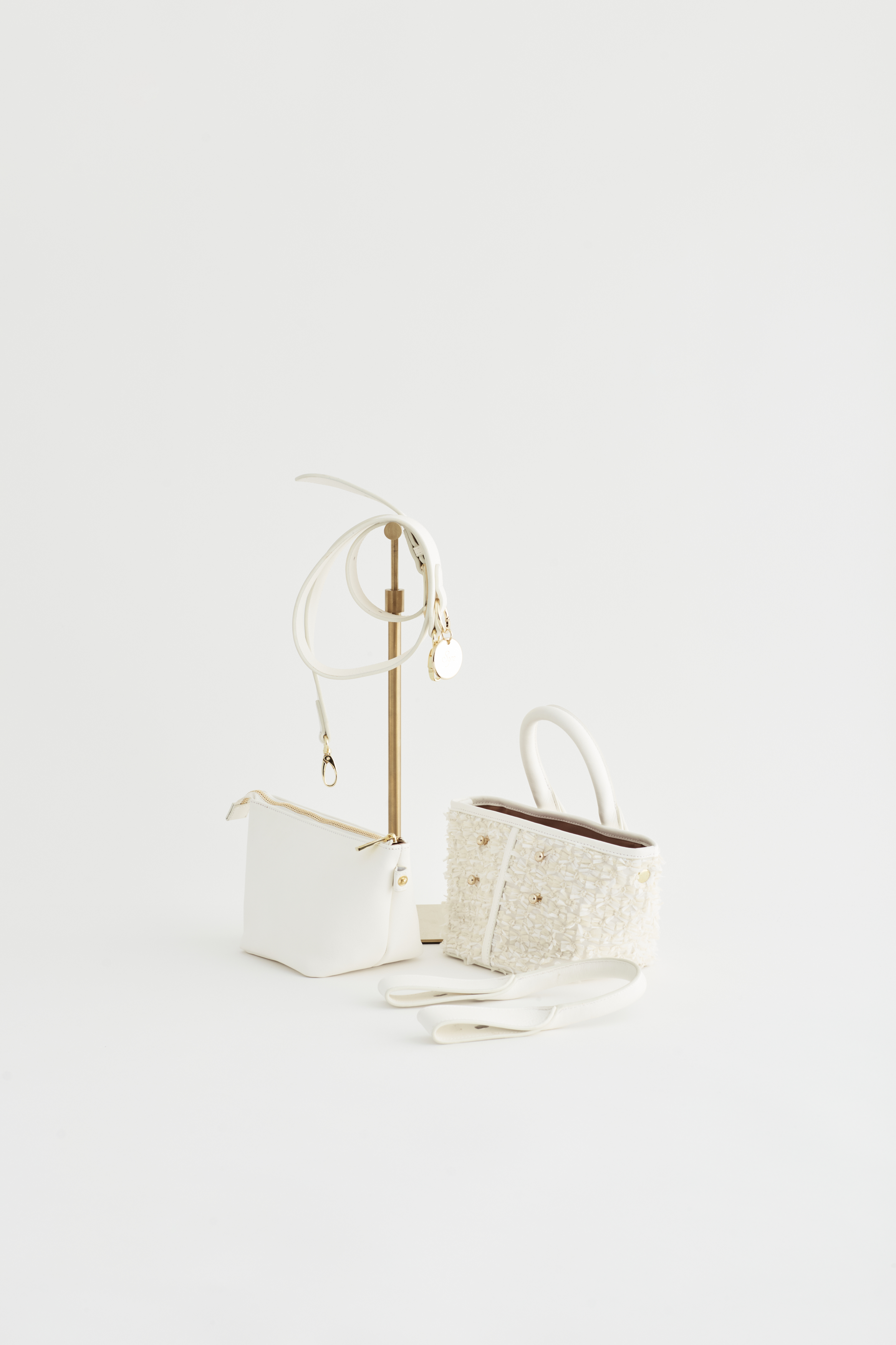 Piacere feather ecruの画像