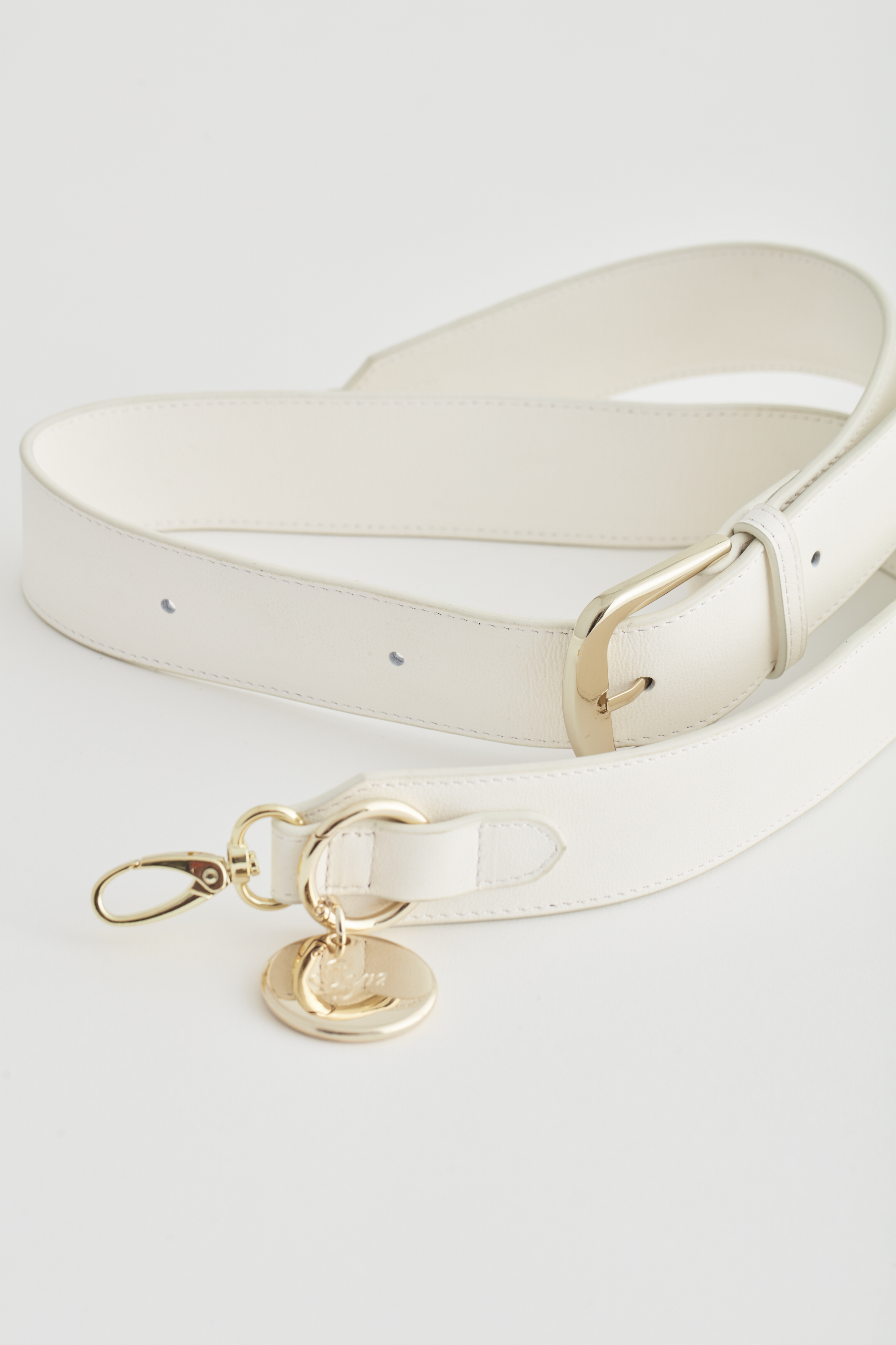 Piacere feather ecruの画像