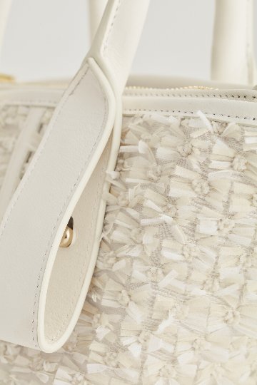 Piacere feather ecruの画像