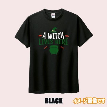 ハロウィン柄プリント半袖Ｔシャツ A-WITCH-LIVES-HERE ワンズプリント/WANS PRINT 5.6oz ヘビーウェイト ハロウィン柄/ハロウィーン柄　愛犬とリンクコーデの画像