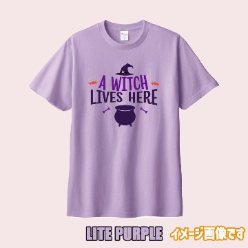 ハロウィン柄プリント半袖Ｔシャツ A-WITCH-LIVES-HERE ワンズプリント/WANS PRINT 5.6oz ヘビーウェイト ハロウィン柄/ハロウィーン柄　愛犬とリンクコーデの画像