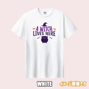 ハロウィン柄プリント半袖Ｔシャツ A-WITCH-LIVES-HERE ワンズプリント/WANS PRINT 5.6oz ヘビーウェイト ハロウィン柄/ハロウィーン柄　愛犬とリンクコーデの画像